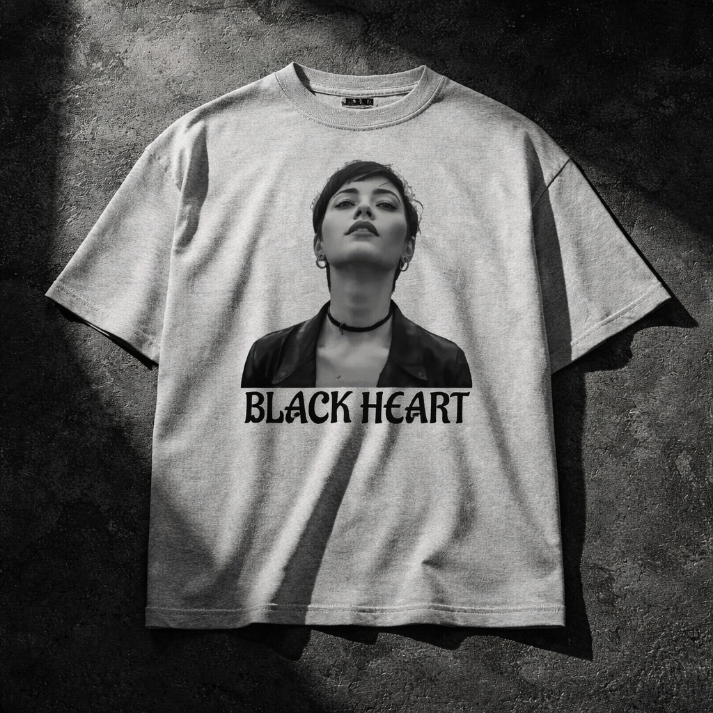 Camiseta oversized MEPHX Vol.2 – cuello alto detalle prenda